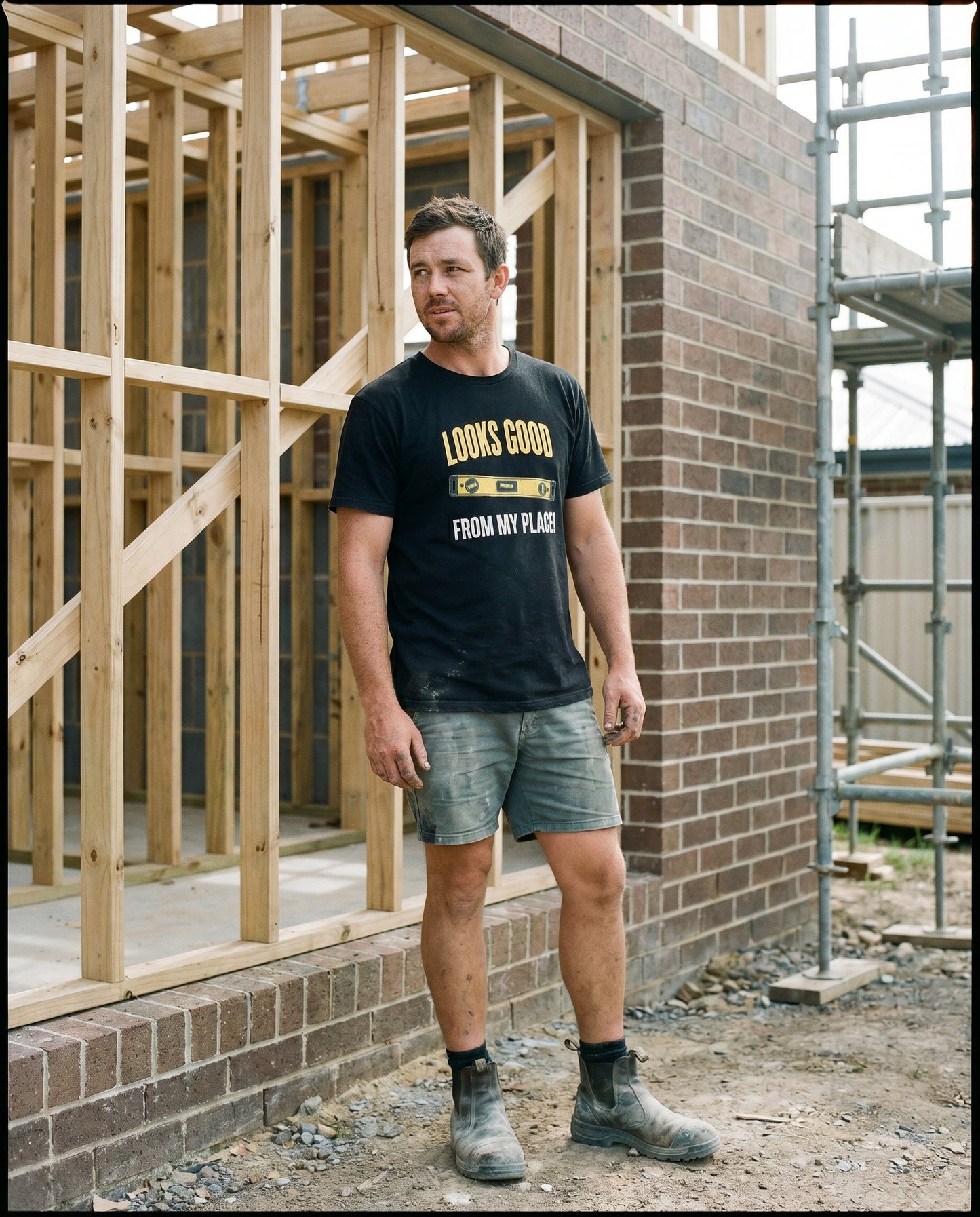 Looks Good From My Place tee — Australian tradie — chantier shot