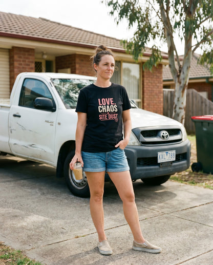 Love & Chaos & Site Dust tee — Tradie Wives Club — exterieur shot