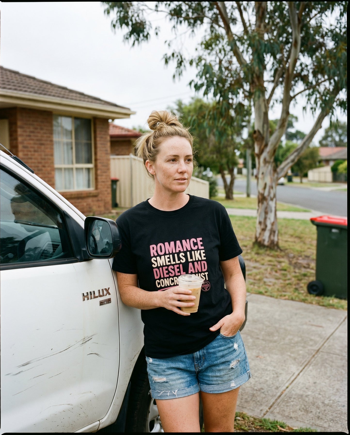 Romance Smells Like Diesel & Concrete Dust tee — Tradie Wives Club — exterieur shot