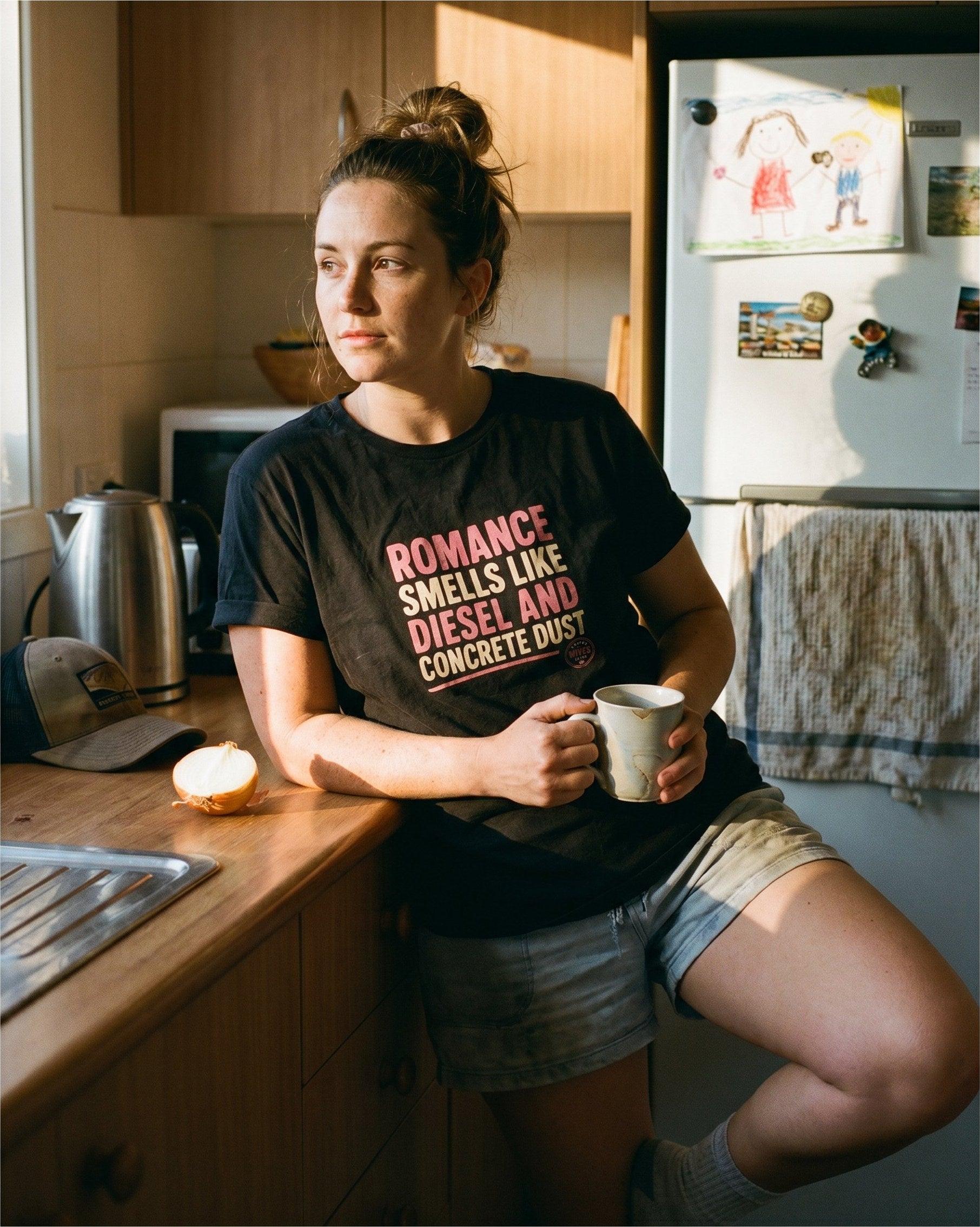 Romance Smells Like Diesel & Concrete Dust tee — Tradie Wives Club — interieur shot