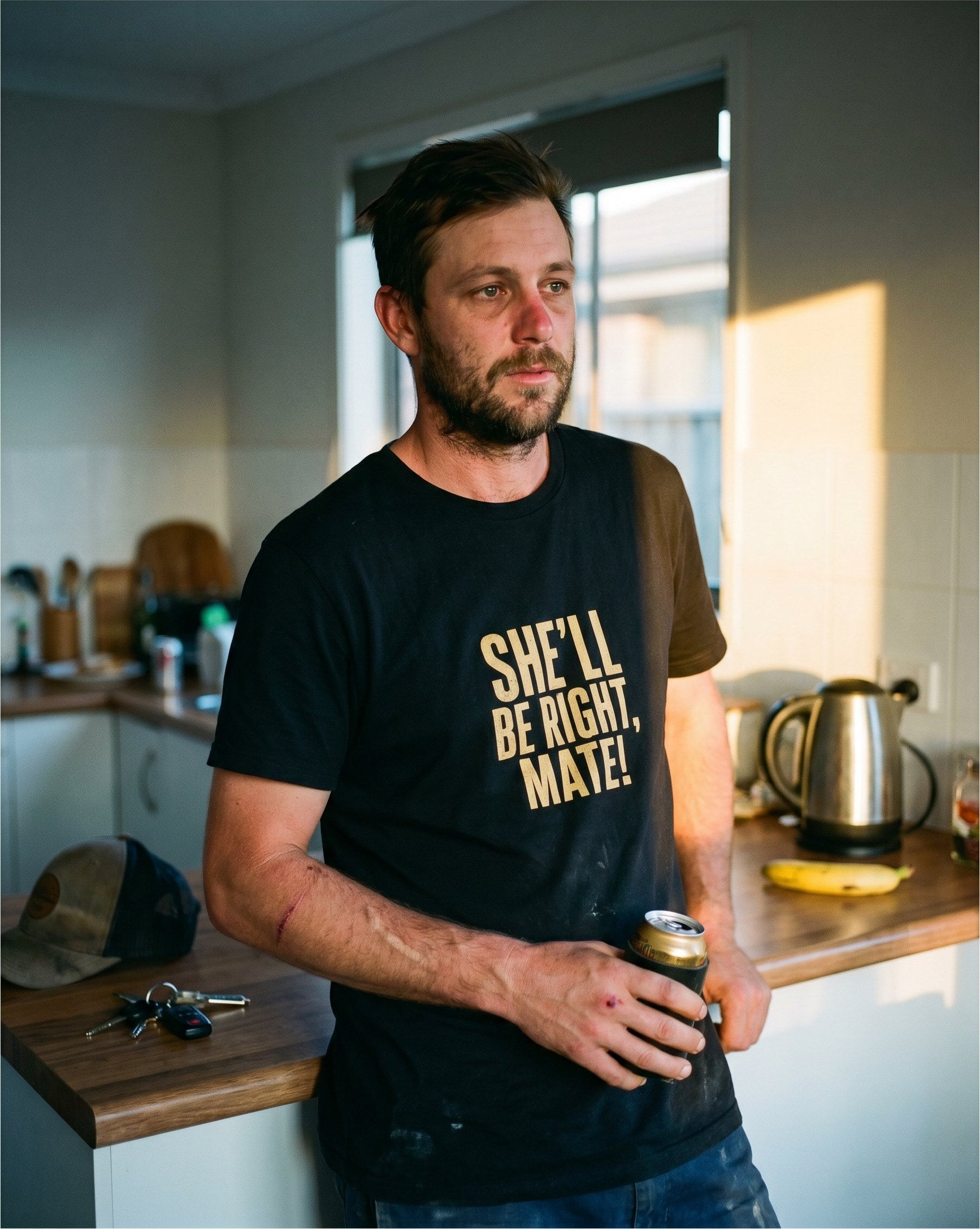 She'll Be Right, Mate tee — Australian tradie — interieur shot